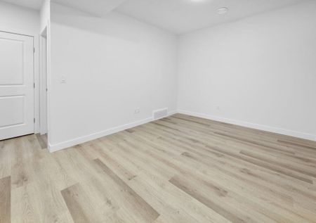 Edmonton Unfurnished apartment Rental in Glenridding Ravine - Bright Basement Home With In Suite Laundry - Photo 5
