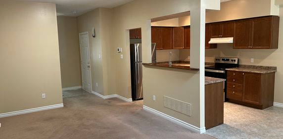 Burlington Downtown Townhome for Lease - Photo 2