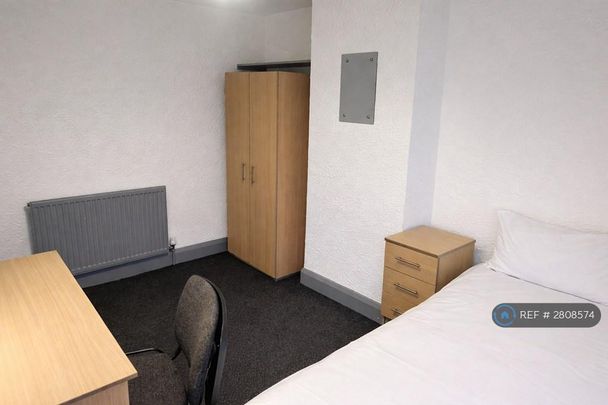 1 bedroom in a house share to rent - Photo 1
