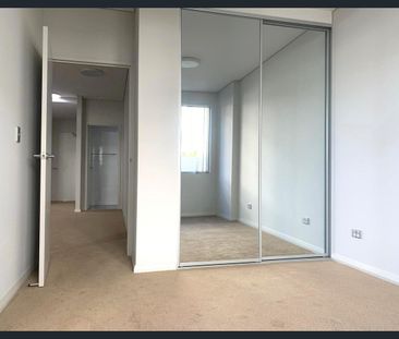 CONTEMPORARY TWO BEDROOMS GROUND FLOOR FAMILY UNIT…. - Photo 3