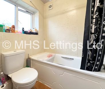 4 Bedroom Semi-Detached House for rent in Dennistead Crescent - Photo 5