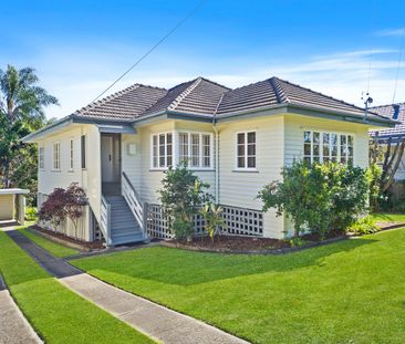 FRESHLY RENOVATED Adorable house in quiet, family-friendly street - Photo 4