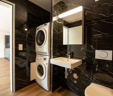 Moderne 2.5-Zimmer-Attikawohnung in grüner Oase - Willkommen in Ihr... - Photo 1