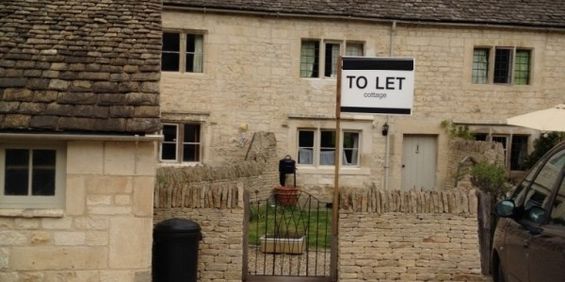 Character Cotswold Stone Small Mid Terraced Cottage in Centre of Sheepscombe Village - Photo 3