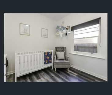 Three Bedroom Art Deco Modernised Home - Photo 6