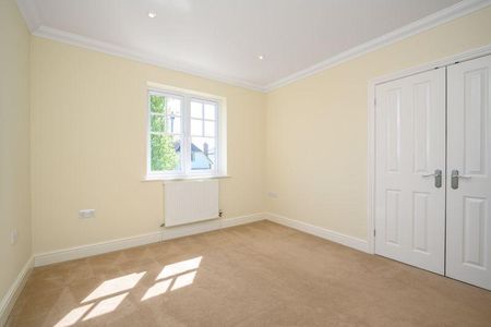 4 bedroom detached house to rent - Photo 3