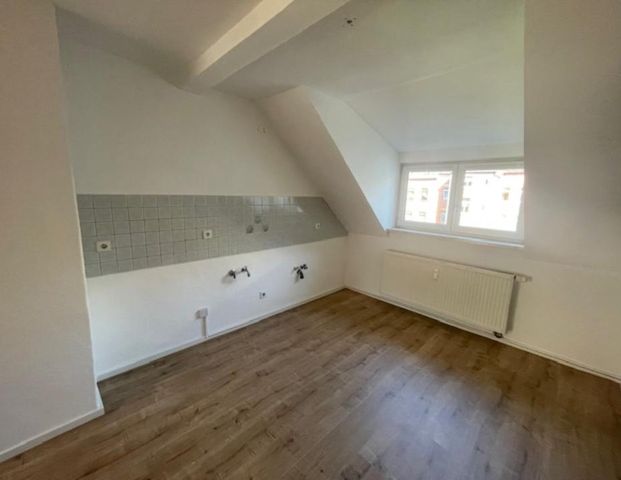Tolle Dachwohnung, Doppelwaschtisch, neue Fußböden ! - Photo 1