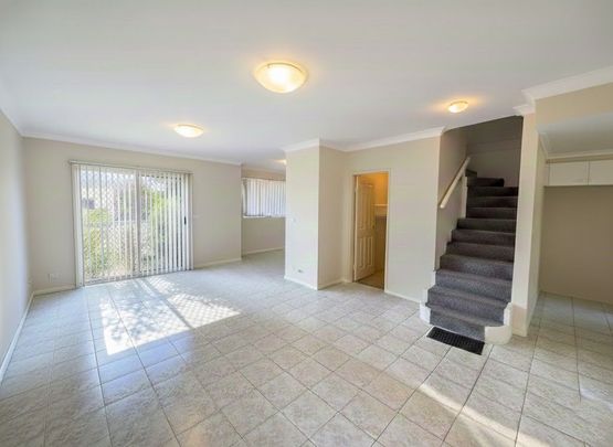 COMFORTABLE AND CONVENIENT LOCATED TOWNHOUSE - Photo 1