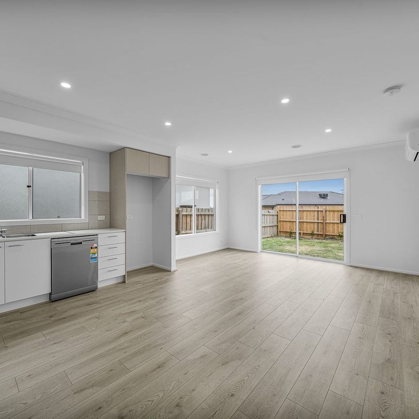 Brand New Home with multiple Ensuites! - Photo 1