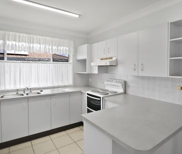 Versatile, Light-Filled Villa - Photo 3