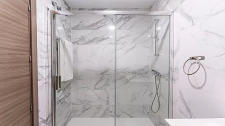 Room in a shared 18-bedroom apartment for rent in Sol. - Foto 3