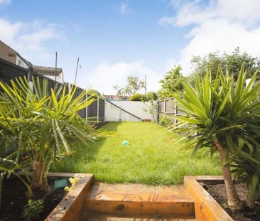 3 bedroom end of terrace house to rent - Photo 2