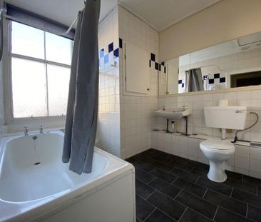 3 bedroom flat to rent - Photo 5