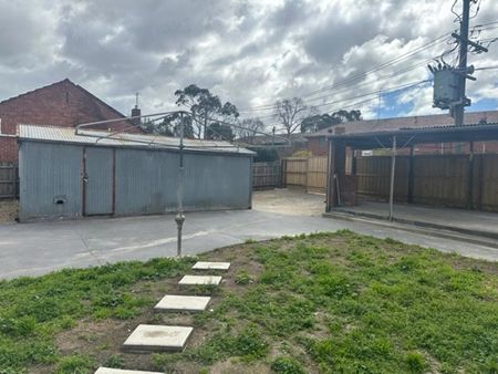 GREAT LOCATION! - Photo 3