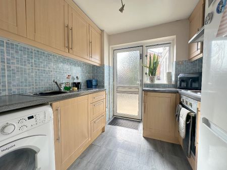 3 bedroom end of terrace house to rent - Photo 3