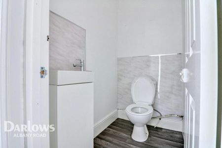 4 bedroom end of terrace house to rent - Photo 4