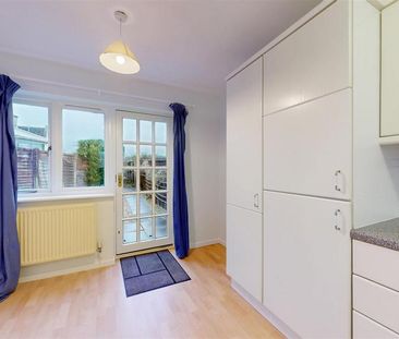 3 bedroom terraced house to rent - Photo 6