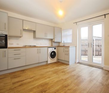 Lavender Avenue, Mitcham, CR4 3RS - Photo 2