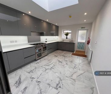 1 bedroom in a house share to rent - Photo 3