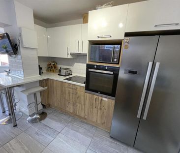 1 bedroom in a house share to rent - Photo 2