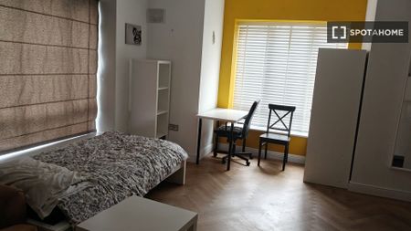 Room for rent in 4-bedroom house in Rathcoole, Dublin - Photo 3