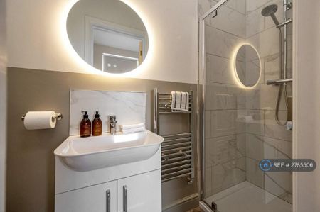 1 bedroom in a house share to rent - Photo 2