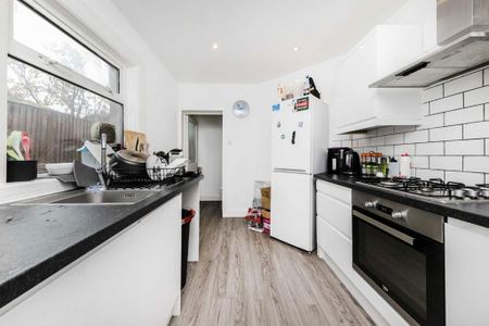 4 bedroom terraced house to rent - Photo 3