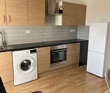 1 Bed Flat, Station Parade, IG11 - Photo 2