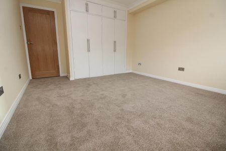 3 bedroom flat to rent - Photo 4