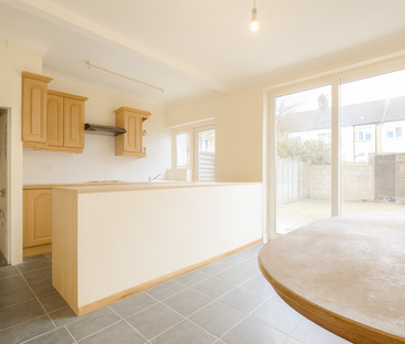 4 bedroom semi-detached house to rent - Photo 5