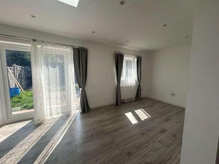 Edington Roadenfieldmiddlesex, EN3 - Photo 2