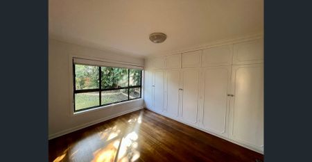 Warmth and charm in a cherished locale - Photo 4