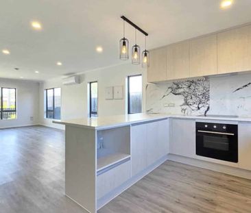 BRAND NEW Townhouse: Huge Living Area, Loads o... - Photo 1