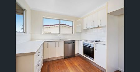 Beautifully Presented Home - Photo 5