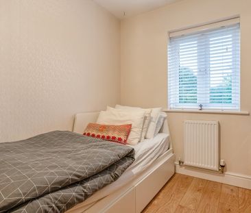 4 bedroom semi-detached house to rent - Photo 3
