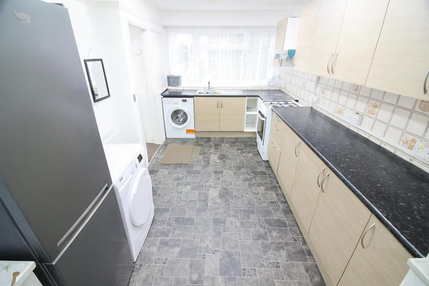 3 bedroom flat to rent - Photo 1