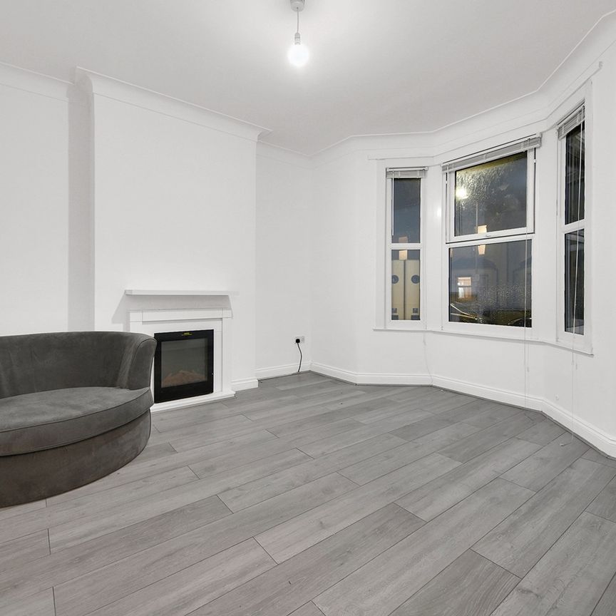 3 Bed Terraced House, Francis Avenue, IG1 - Photo 1