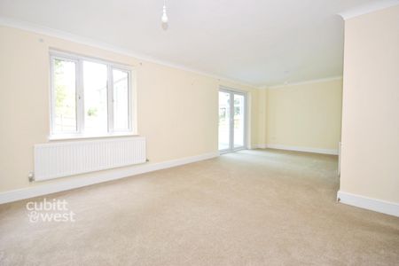 4 bedroom detached house to rent - Photo 3