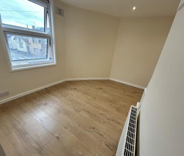 2 bedroom end of terrace house to rent - Photo 3