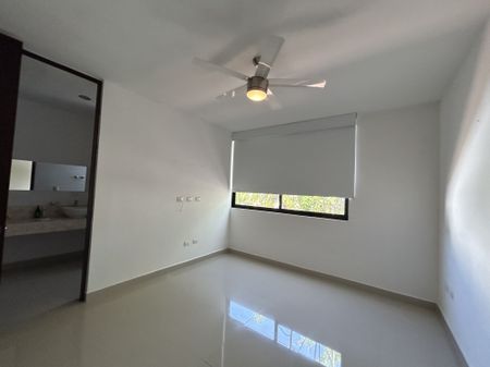 Townhouse de 2 recámaras, sin amueblar, con alberca, en privada. - Photo 2