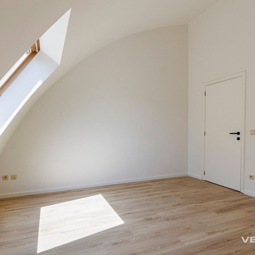 Stijlvol gerenoveerd duplexappartement met 3 slaapkamers en bureau in hartje Leuven - Photo 1