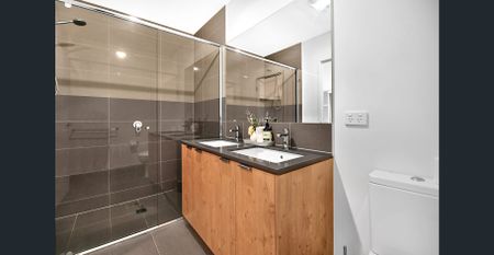 Cozy 2-bedroom townhouse in Emerald lakes (Carrara) - Photo 3