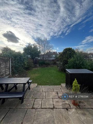 3 bedroom end of terrace house to rent - Photo 3