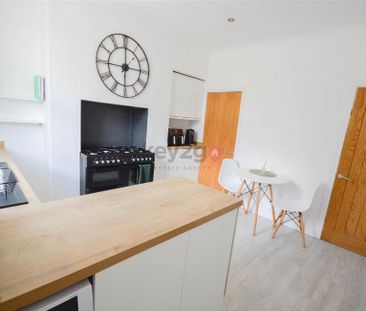 3 bedroom end of terrace house to rent - Photo 2