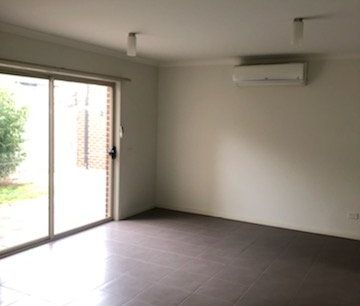 THREE BEDROOM TOWNHOUSE - PRIME LOCATION - Photo 1