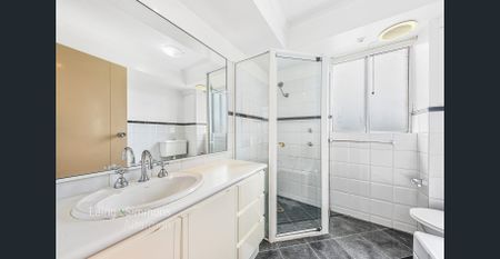 North-East Facing, Modern Apartment + STUDY ! - Photo 2