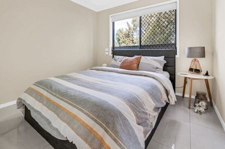 Large Four Bedroom Home - Photo 5