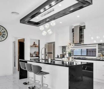 “Modern Upgraded Double Storey Family Home!” - Photo 1