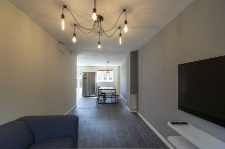 6 Bed Semi-Detached House, Radcliffe Mount, NG2 - Photo 5
