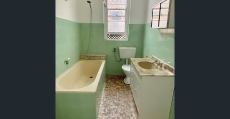 Large Three Bedroom "Above Shop" Apartment ! ! - Photo 4